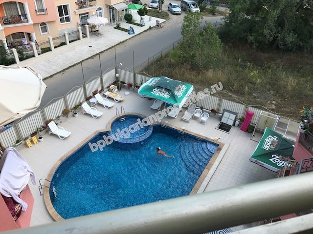 Меблированная двухкомнатная квартира на продажу недалеко от пляжа в курорте Солнечный берег