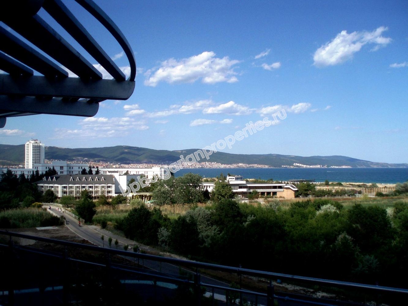 Меблированная двухкомнатная квартира на продажу вблизи пляжа в курорте Солнечный Берег