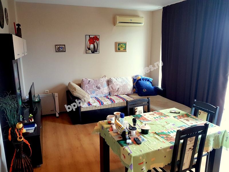 Меблированная двухкомнатная квартира на продажу вблизи пляжа в курорте Солнечный Берег