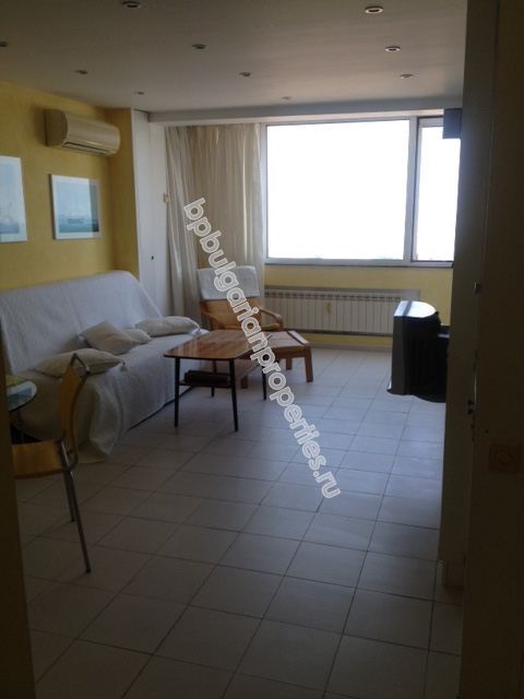 Двухкомнатная меблированная квартира на продажу в жилом районе города Бургас - Лазур