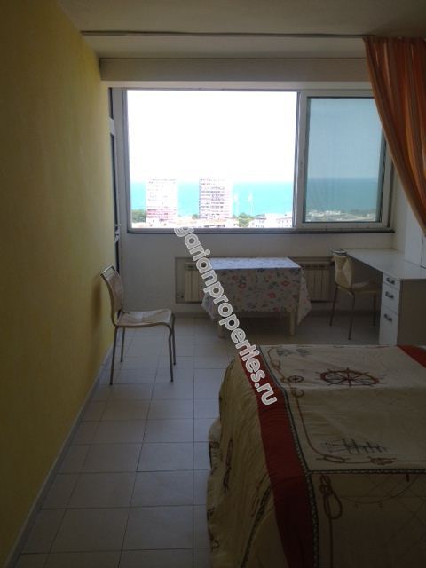 Двухкомнатная меблированная квартира на продажу в жилом районе города Бургас - Лазур