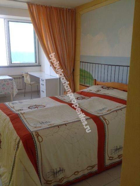 Двухкомнатная меблированная квартира на продажу в жилом районе города Бургас - Лазур