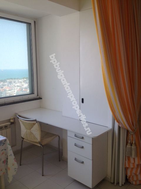 Двухкомнатная меблированная квартира на продажу в жилом районе города Бургас - Лазур