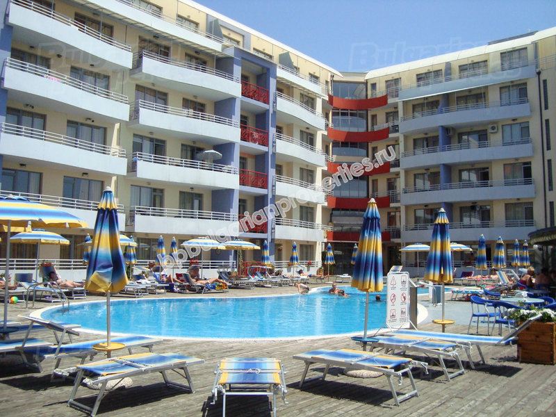 Меблированная двухкомнатная квартира на продажу в супер-центре курорта Солнечный Берег