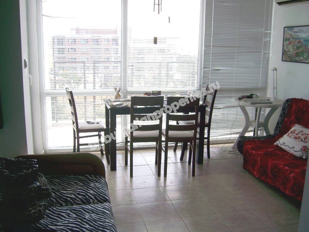 Меблированная двухкомнатная квартира с видом на море на продажу в курорте Солнечный Берег