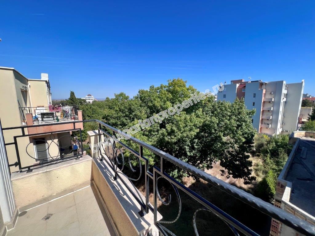 Выгодная вторичка - двухкомнатная квартира в закрытом комплексе близко от моря в Поморие