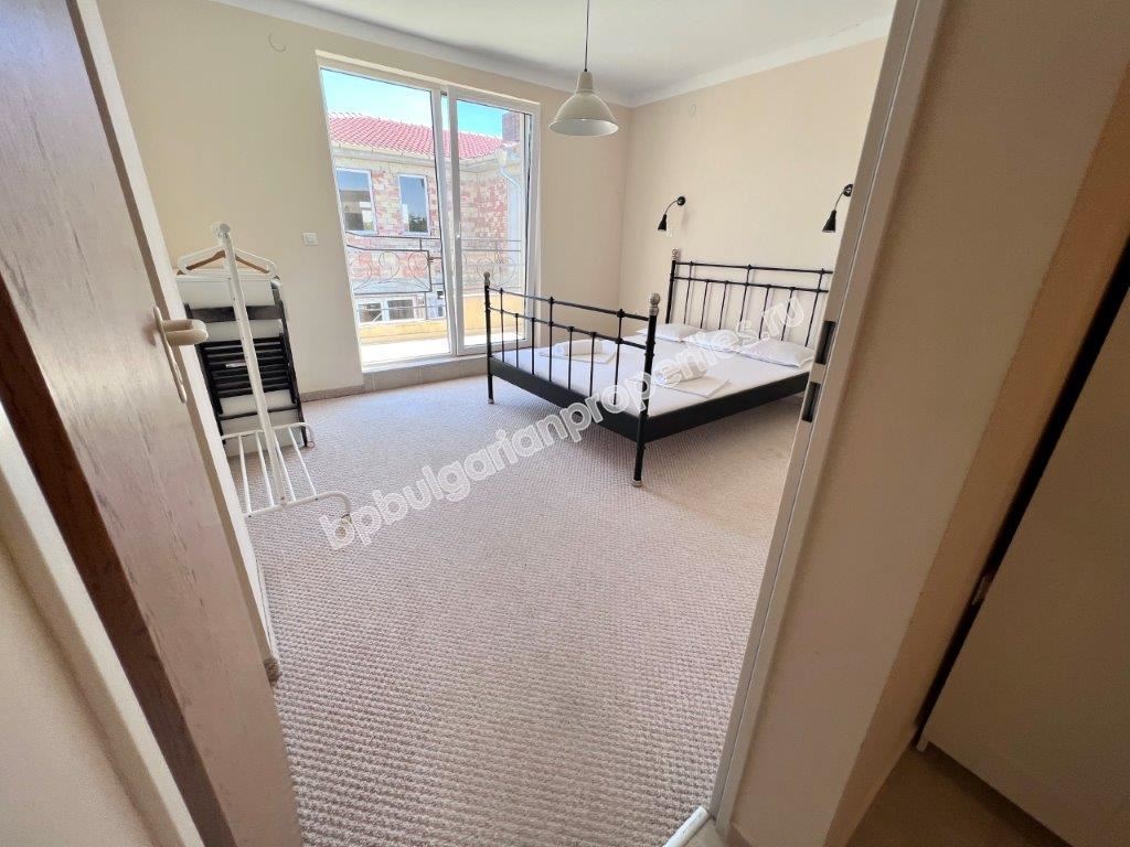 Выгодная вторичка - двухкомнатная квартира в закрытом комплексе близко от моря в Поморие