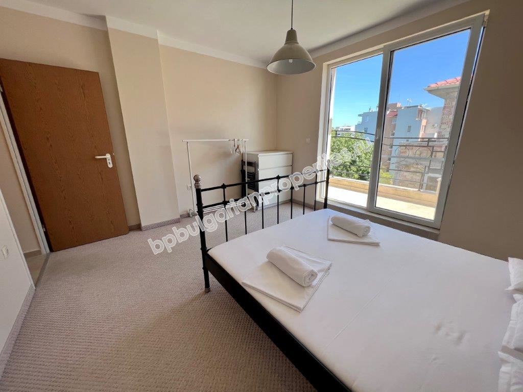 Выгодная вторичка - двухкомнатная квартира в закрытом комплексе близко от моря в Поморие