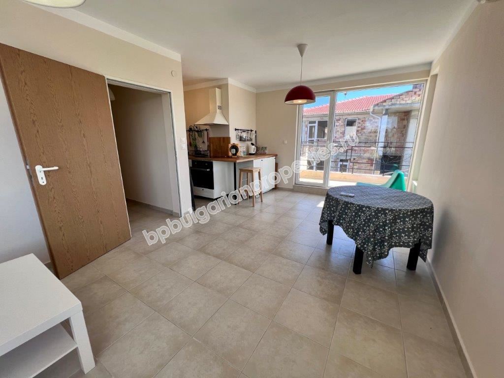 Выгодная вторичка - двухкомнатная квартира в закрытом комплексе близко от моря в Поморие