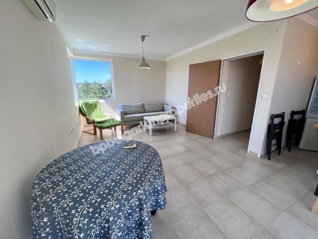 Выгодная вторичка - двухкомнатная квартира в закрытом комплексе близко от моря в Поморие