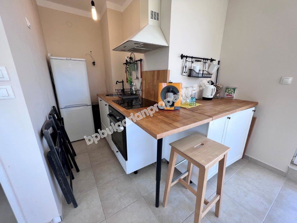 Выгодная вторичка - двухкомнатная квартира в закрытом комплексе близко от моря в Поморие