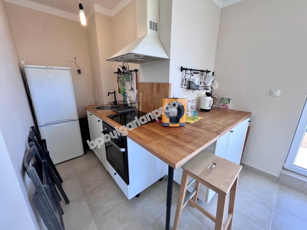 Выгодная вторичка - двухкомнатная квартира в закрытом комплексе близко от моря в Поморие