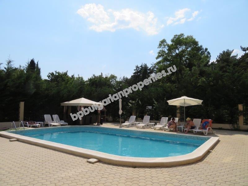 Выгодная вторичка - двухкомнатная квартира в закрытом комплексе близко от моря в Поморие