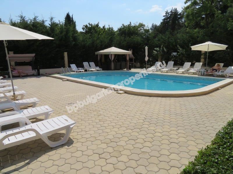 Выгодная вторичка - двухкомнатная квартира в закрытом комплексе близко от моря в Поморие