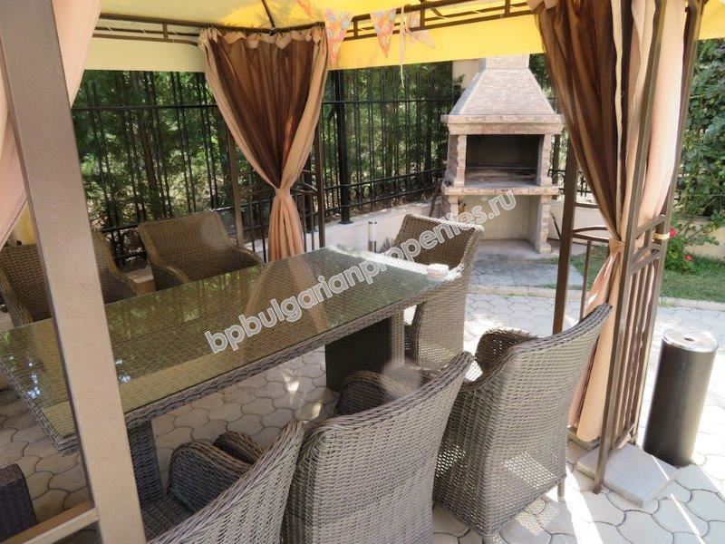 Выгодная вторичка - двухкомнатная квартира в закрытом комплексе близко от моря в Поморие