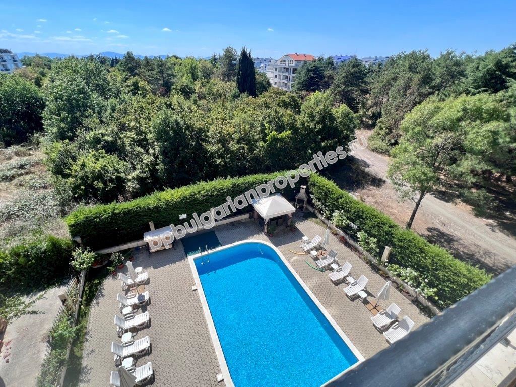 Выгодная вторичка - двухкомнатная квартира в закрытом комплексе близко от моря в Поморие