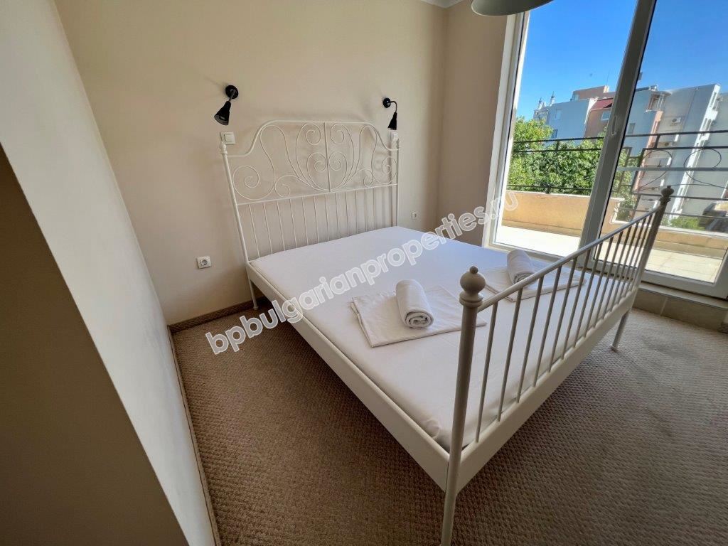 Выгодная вторичка - двухкомнатная квартира в закрытом комплексе близко от моря в Поморие