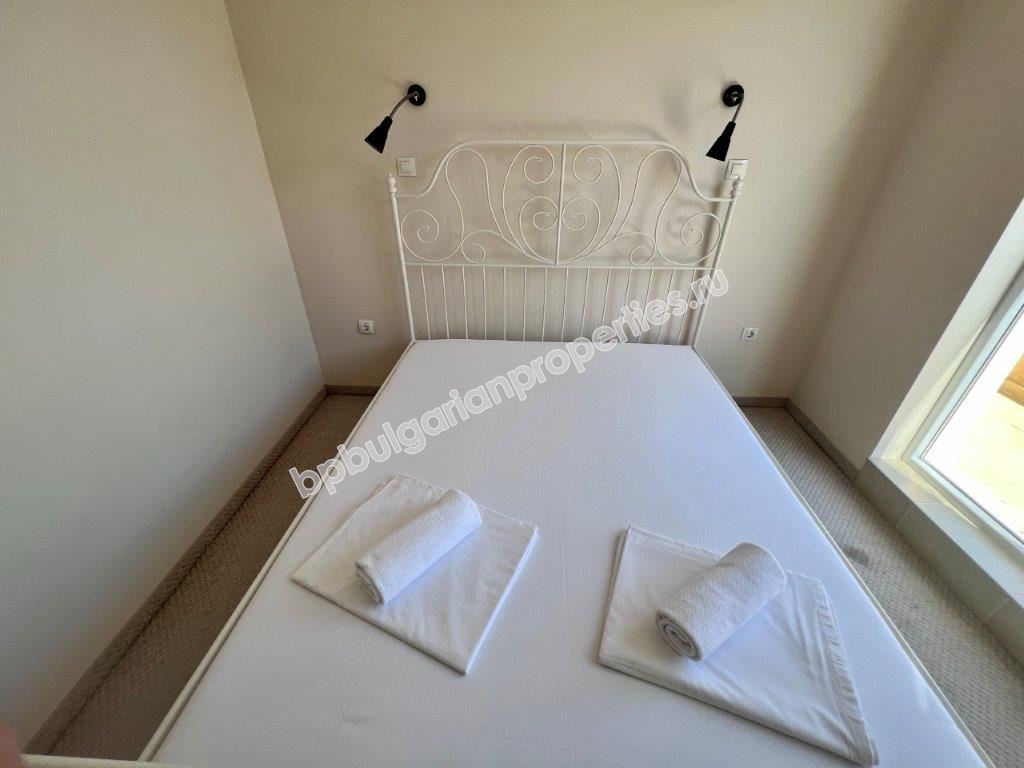 Выгодная вторичка - двухкомнатная квартира в закрытом комплексе близко от моря в Поморие