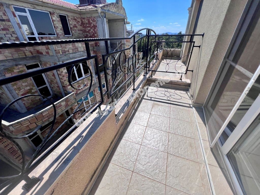 Выгодная вторичка - двухкомнатная квартира в закрытом комплексе близко от моря в Поморие