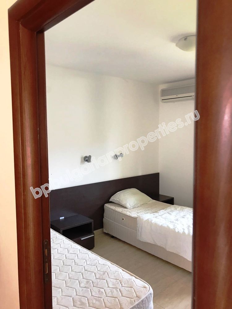 Трехкомнатная меблированная квартира близко к морю на продажу в курорте Святой Влас