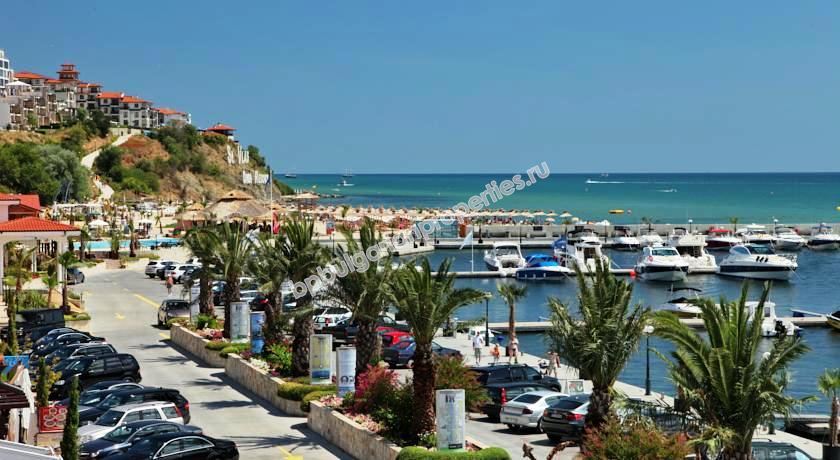 Трехкомнатная меблированная квартира близко к морю на продажу в курорте Святой Влас