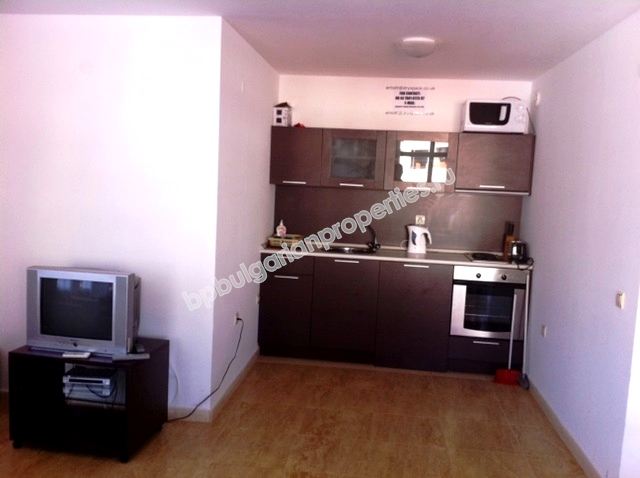 Трехкомнатная меблированная квартира близко к морю на продажу в курорте Святой Влас