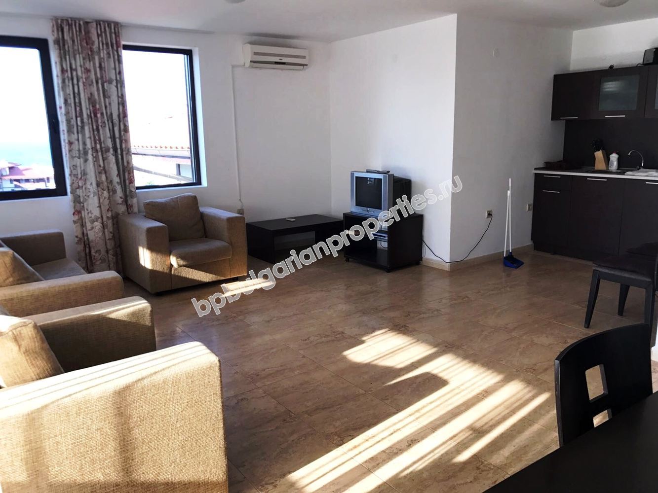 Трехкомнатная меблированная квартира близко к морю на продажу в курорте Святой Влас