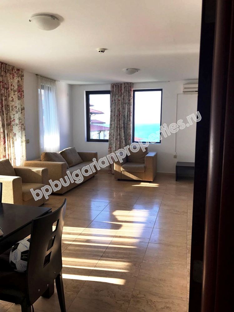 Трехкомнатная меблированная квартира близко к морю на продажу в курорте Святой Влас
