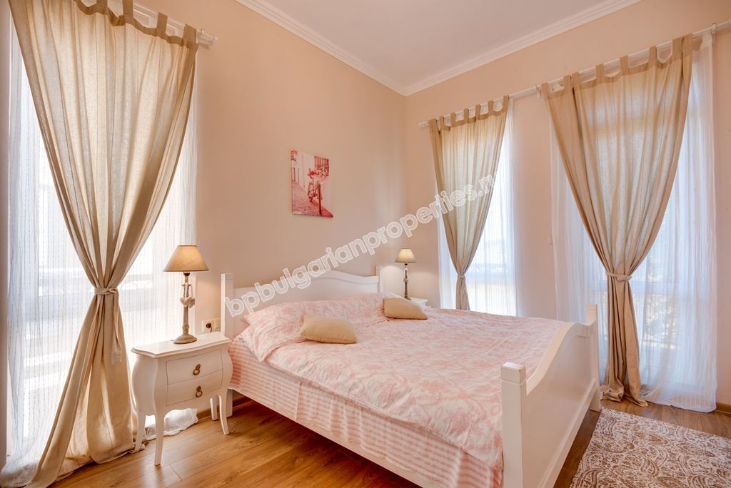 Уникальный роскошно меблированный трехэтажный дом на продажу в Созополе