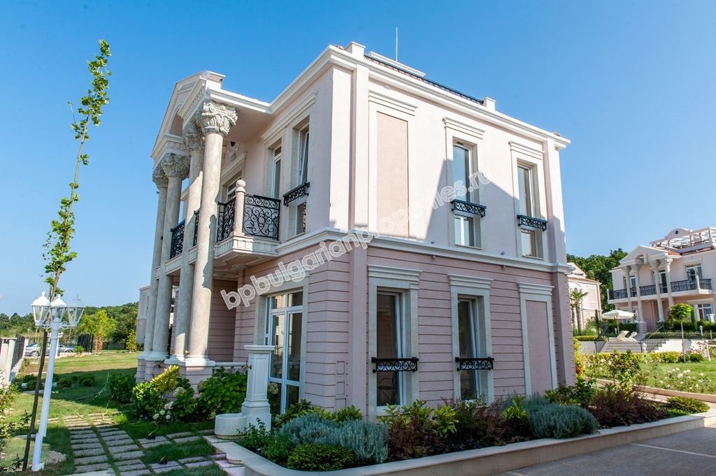 Уникальный роскошно меблированный трехэтажный дом на продажу в Созополе