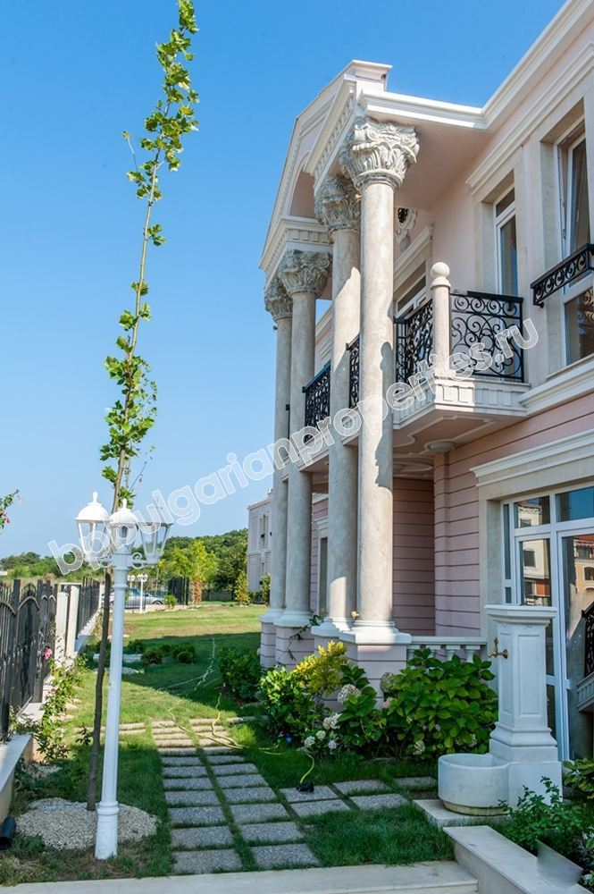 Уникальный роскошно меблированный трехэтажный дом на продажу в Созополе