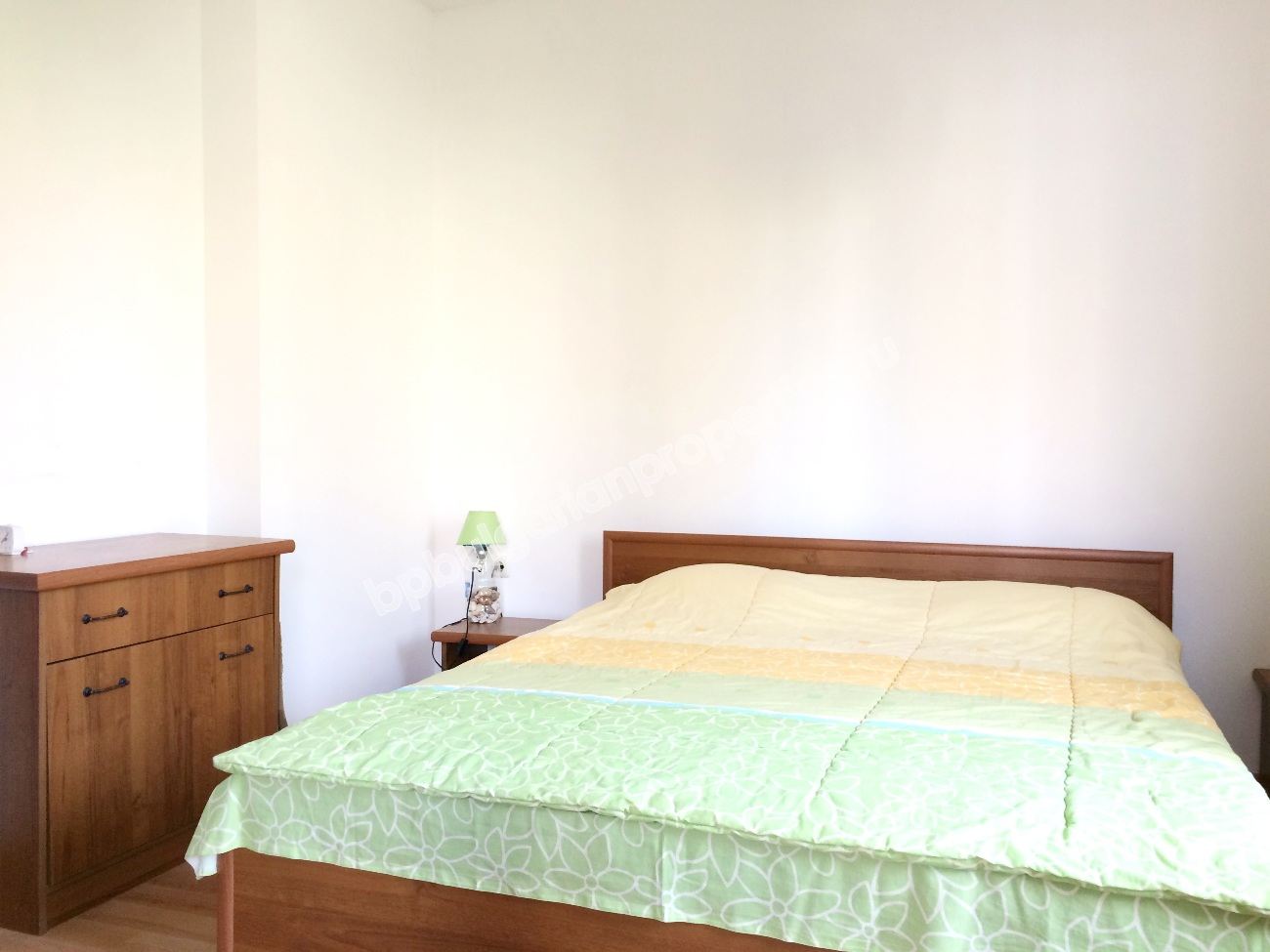 Меблированная двухкомнатная квартира на продажу в центре Солнечного берега