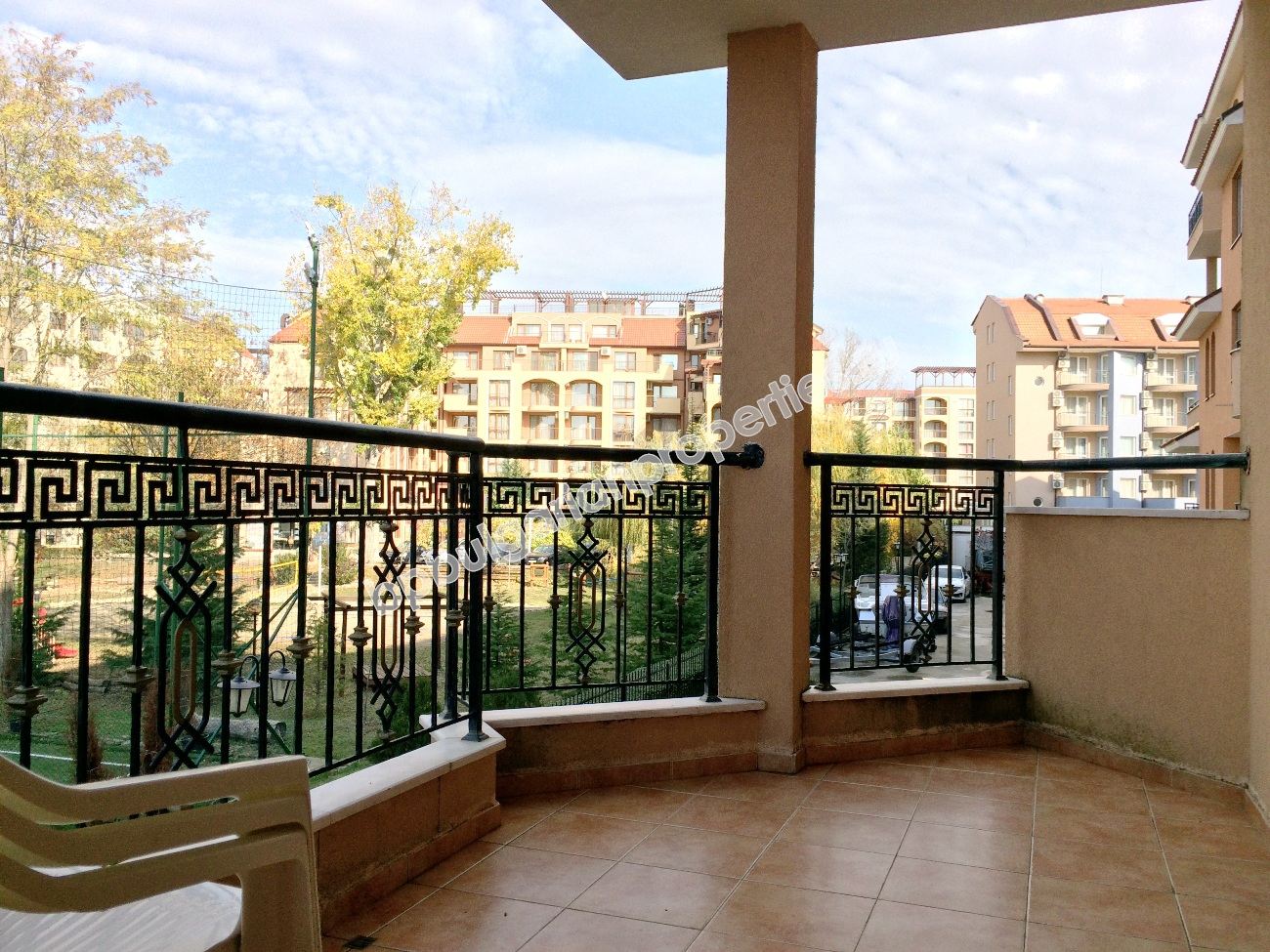 Меблированная двухкомнатная квартира на продажу в центре Солнечного берега