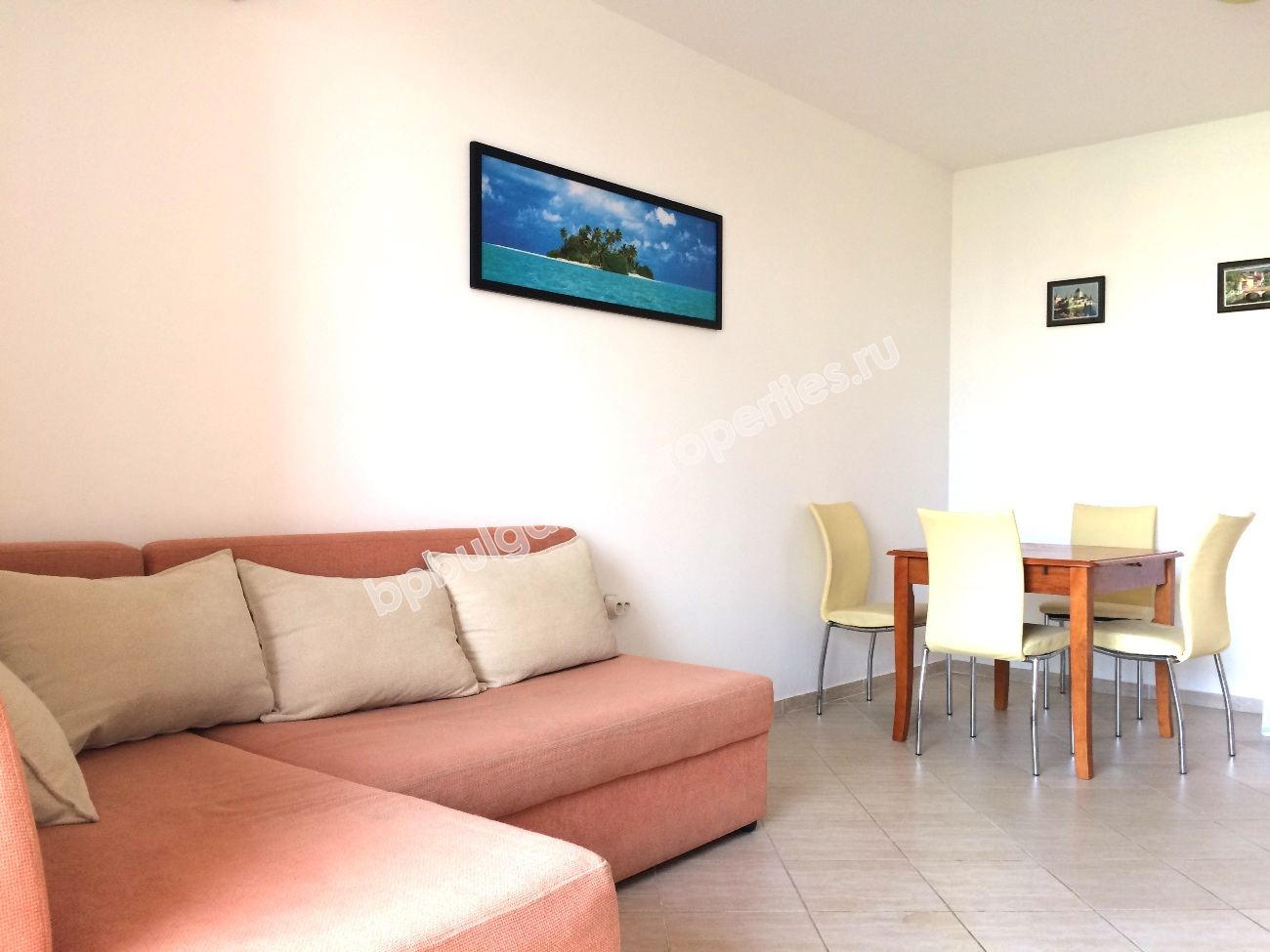 Меблированная двухкомнатная квартира на продажу в центре Солнечного берега