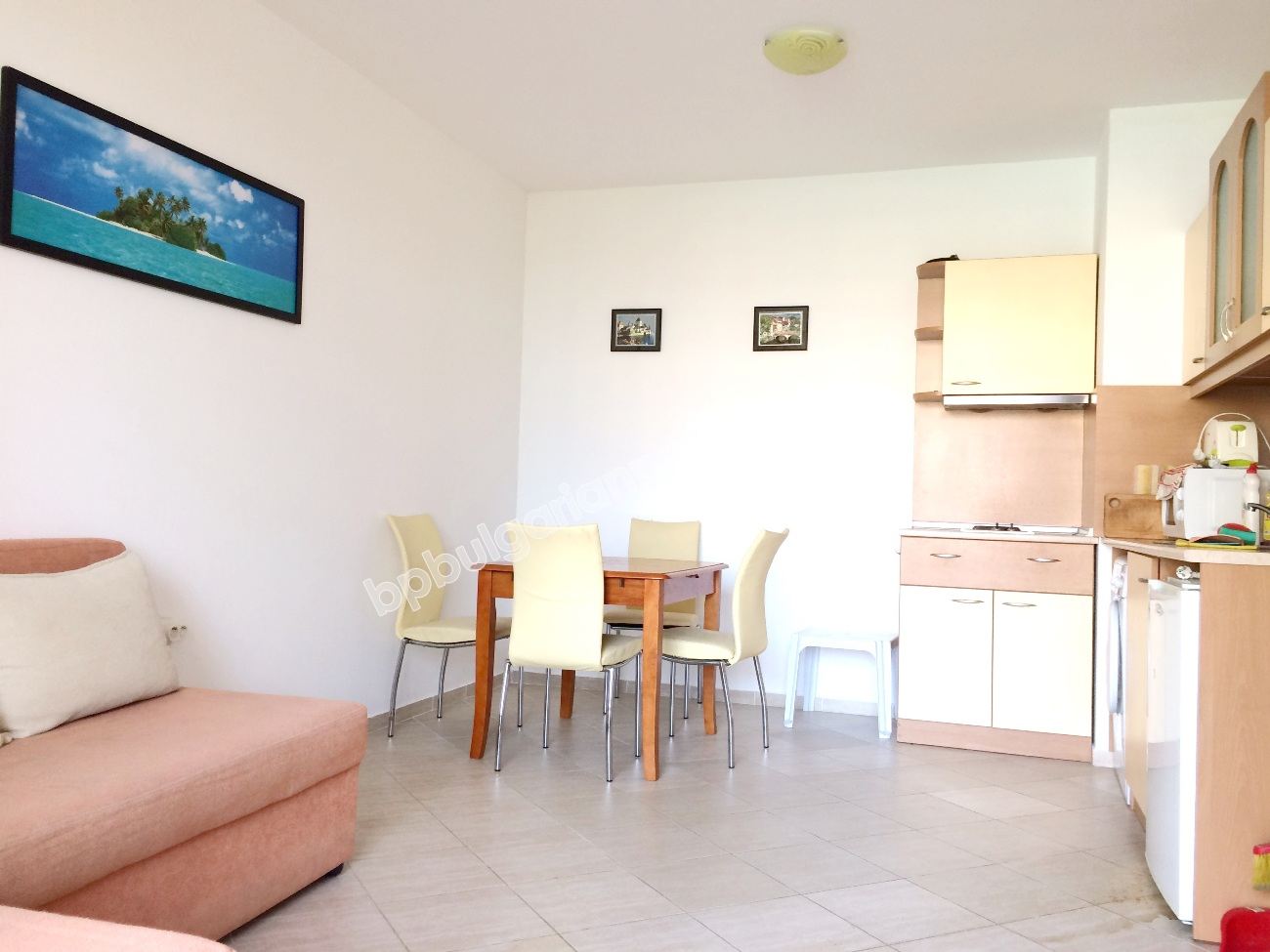 Меблированная двухкомнатная квартира на продажу в центре Солнечного берега