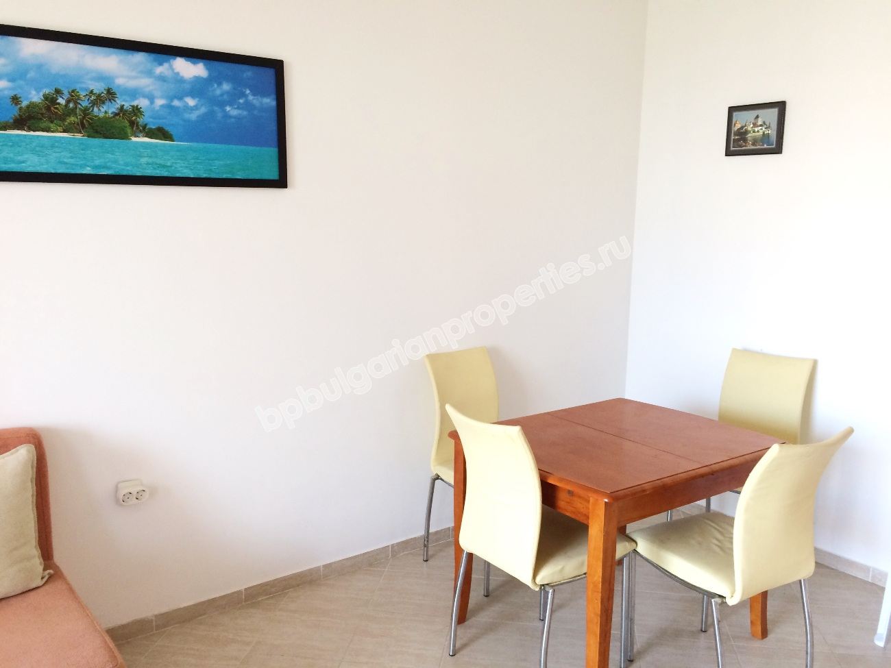 Меблированная двухкомнатная квартира на продажу в центре Солнечного берега