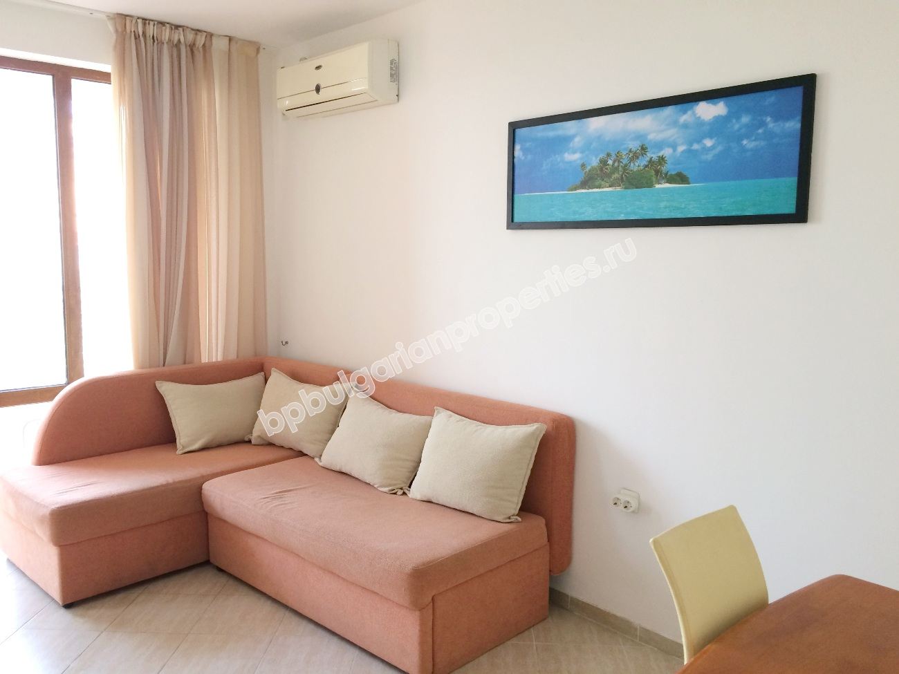 Меблированная двухкомнатная квартира на продажу в центре Солнечного берега