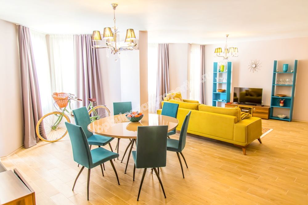 На продажу шикарная меблированная трехкомнатная квартира на первой линии моря в Равде