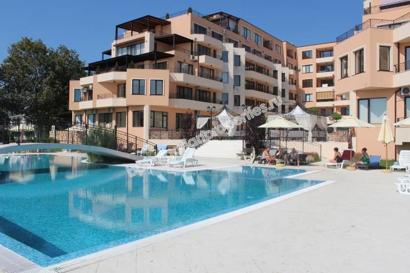 На продажу шикарная меблированная трехкомнатная квартира на первой линии моря в Равде