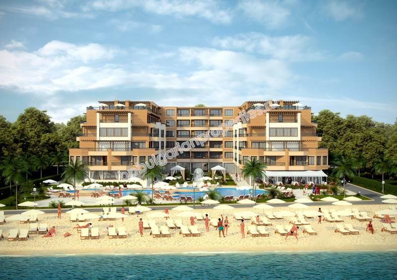 На продажу шикарная меблированная трехкомнатная квартира на первой линии моря в Равде