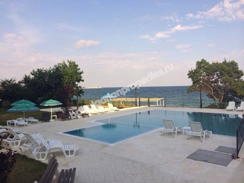 На продажу шикарная меблированная трехкомнатная квартира на первой линии моря в Равде