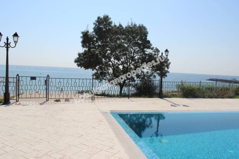 На продажу шикарная меблированная трехкомнатная квартира на первой линии моря в Равде