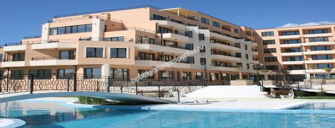 На продажу шикарная меблированная трехкомнатная квартира на первой линии моря в Равде