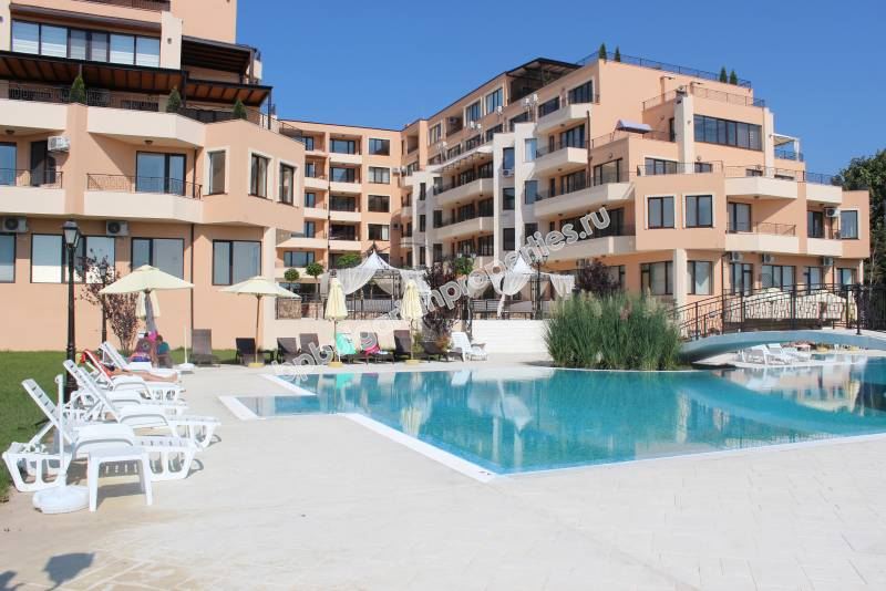 На продажу шикарная меблированная трехкомнатная квартира на первой линии моря в Равде