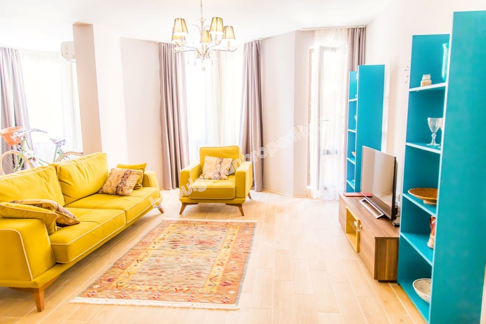 На продажу шикарная меблированная трехкомнатная квартира на первой линии моря в Равде