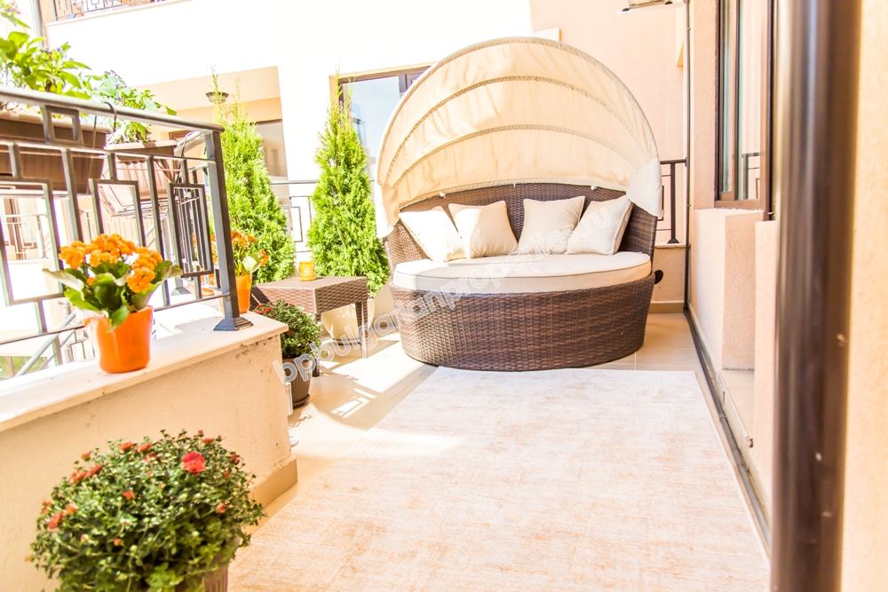 На продажу шикарная меблированная трехкомнатная квартира на первой линии моря в Равде