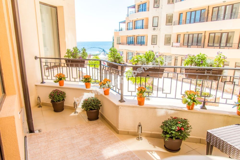 На продажу шикарная меблированная трехкомнатная квартира на первой линии моря в Равде