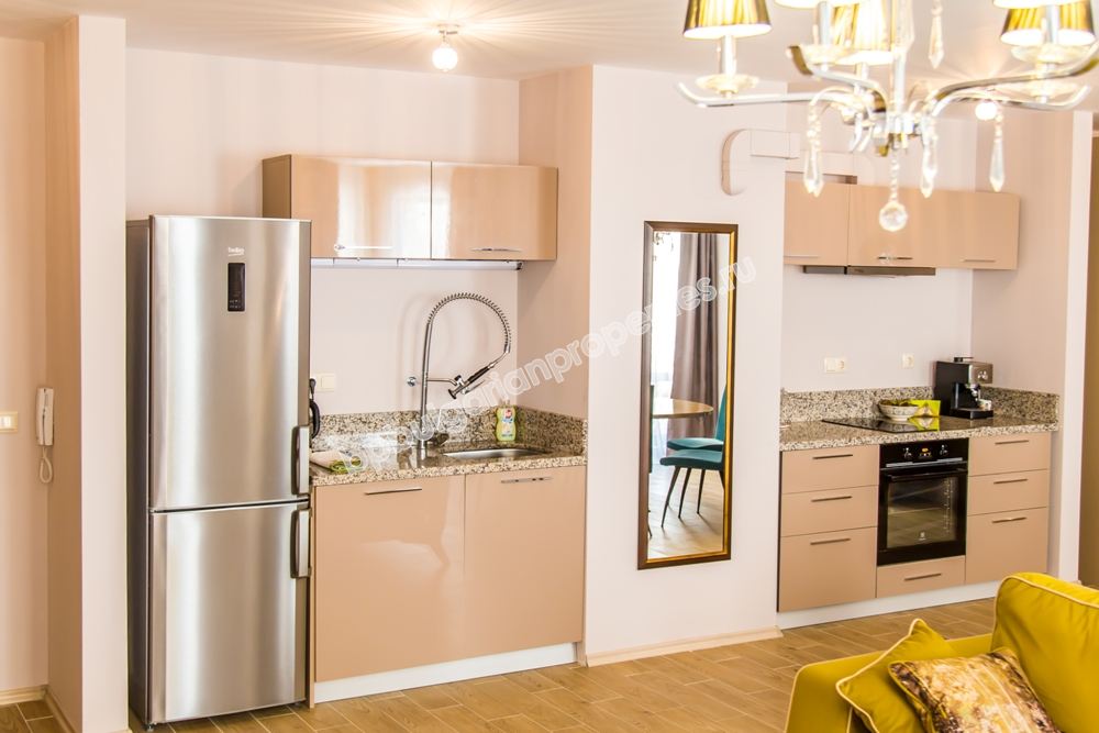 На продажу шикарная меблированная трехкомнатная квартира на первой линии моря в Равде