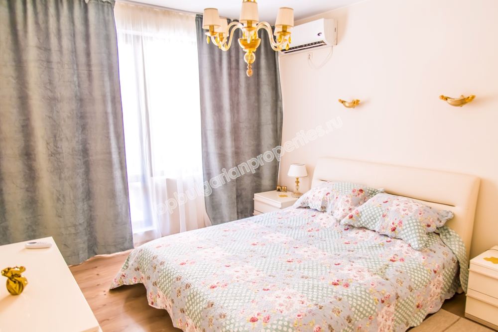 На продажу шикарная меблированная трехкомнатная квартира на первой линии моря в Равде