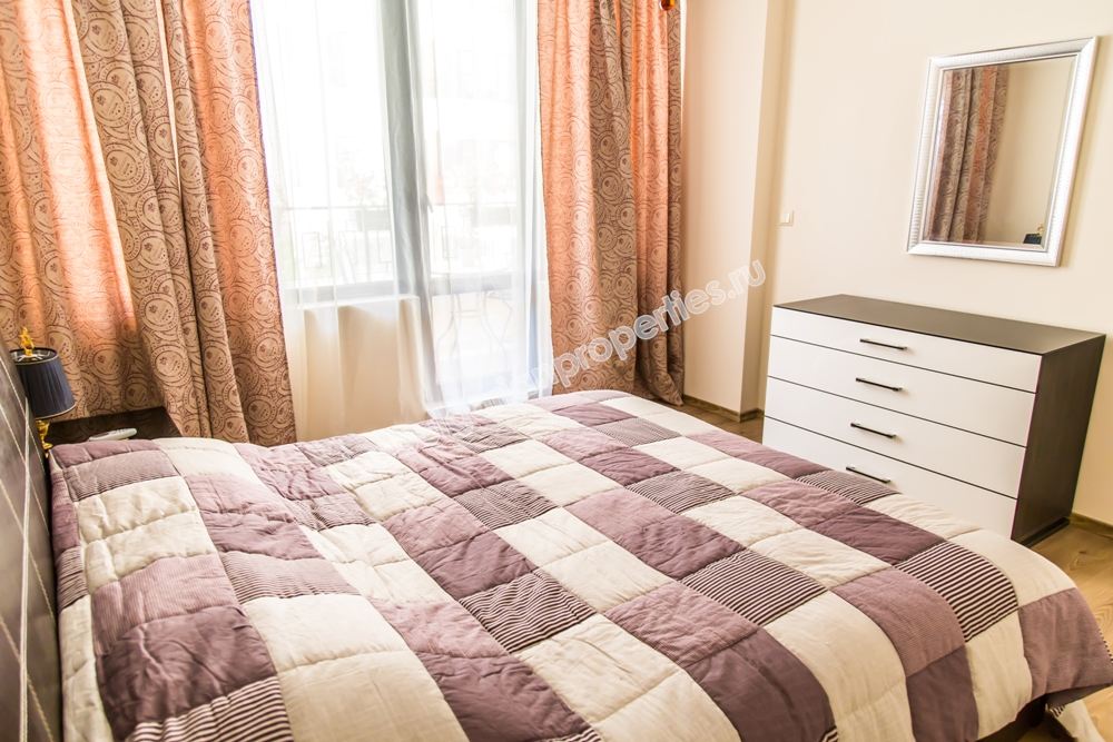 На продажу шикарная меблированная трехкомнатная квартира на первой линии моря в Равде